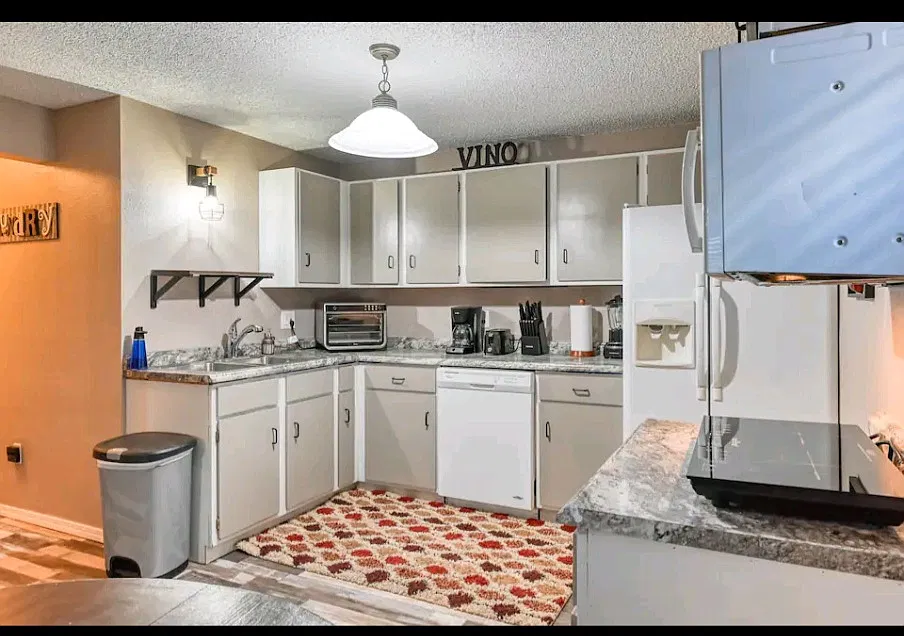 2 bed, 2300 sqft, $1,500 — Photo 3