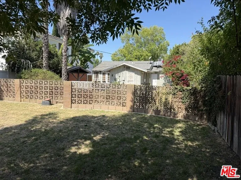 5136 Noble Ave — Photo 5