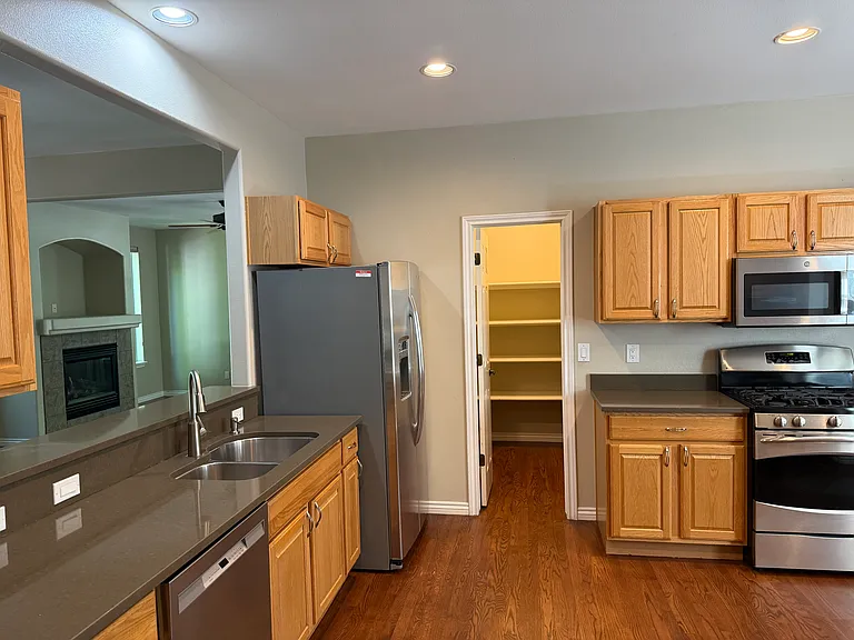 228 Holland Thompson Dr — Photo 3