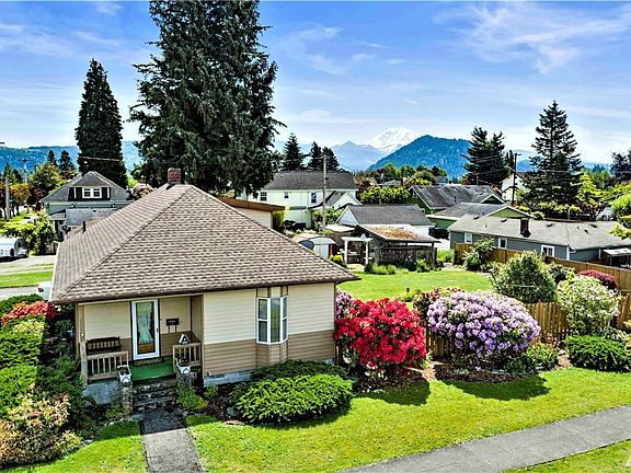 Overview of property, mature landscaping and Mt Peak & Mt Rainier in the distance