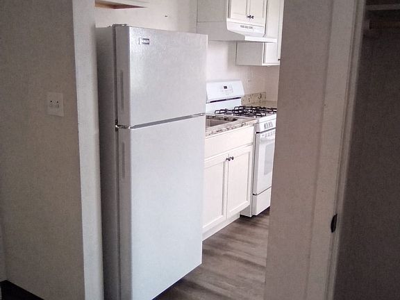 2nd image of 923 W Clark St #4