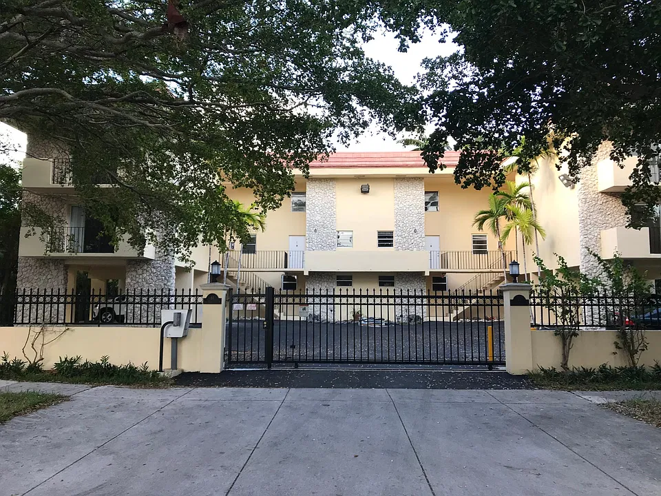 11 Edgewater Dr #3