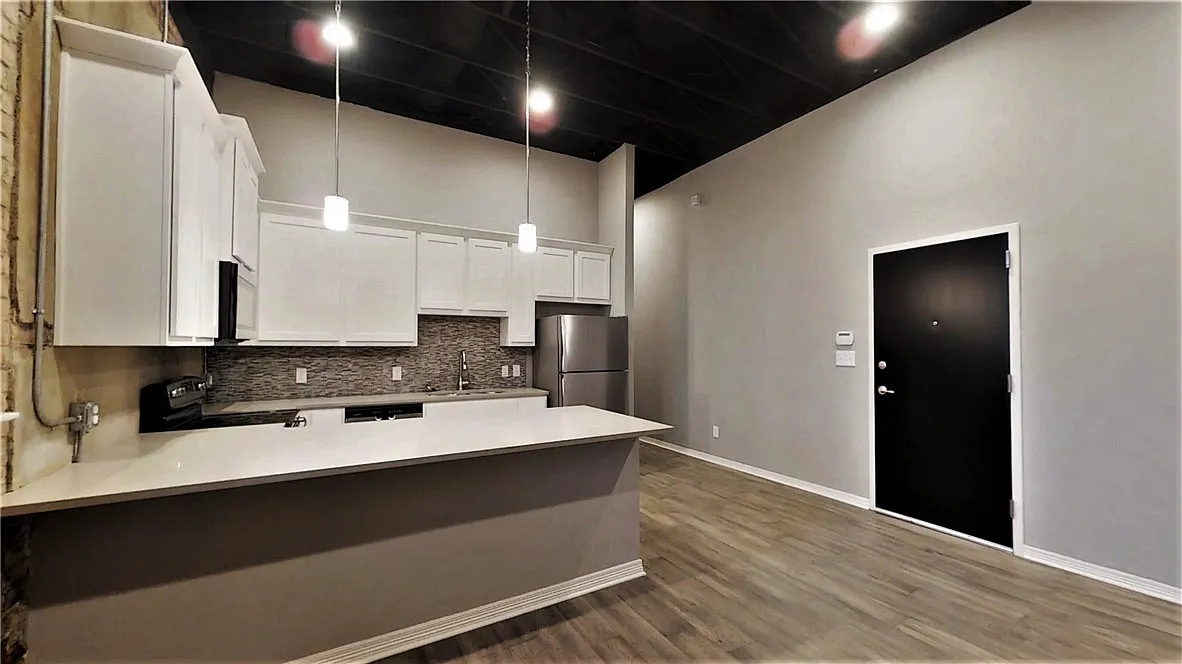 212 N Bryan Ave — Photo 3