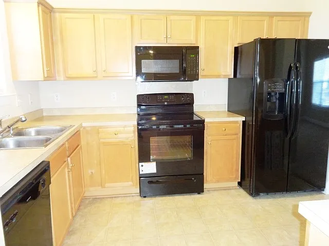425 Equinox Cir — Photo 9