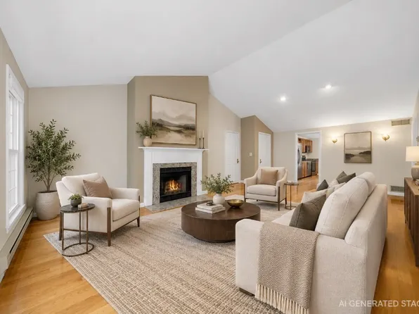28 Essex Green Ln #D, Peabody, MA 01960