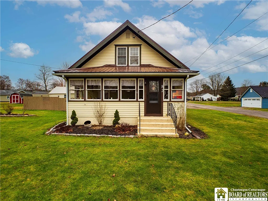 82 Ivory St photo 1
