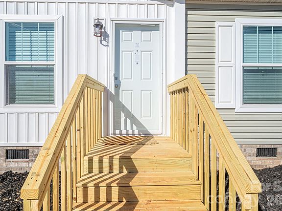 5th image of 808 W Eagleview Ln