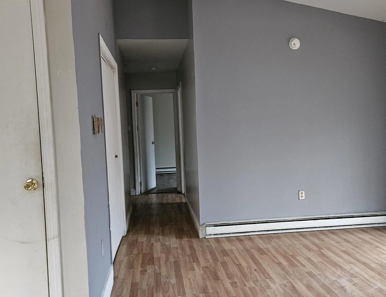 3 bed, 1.0 bath, 912 sqft, $2,000 — Photo 2