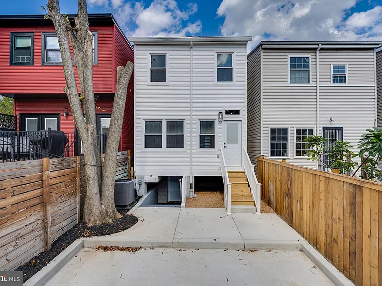 1323 Childress St NE — Photo 37