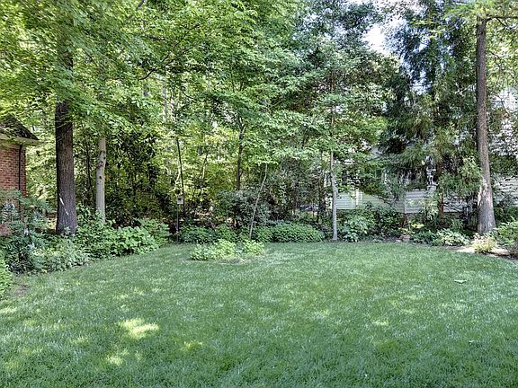4th image of 237 Yorkshire Dr