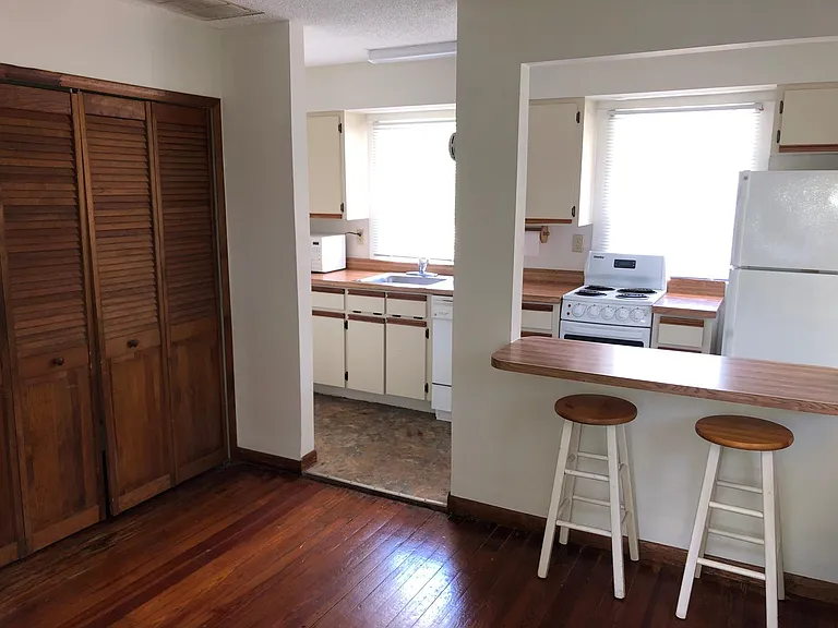 1243 Ridgewood St — Photo 2