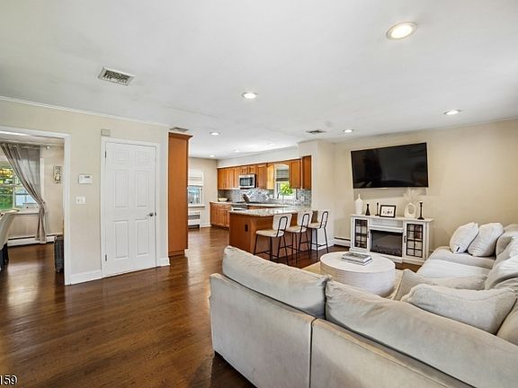 5th image of 74 Minnehaha Blvd