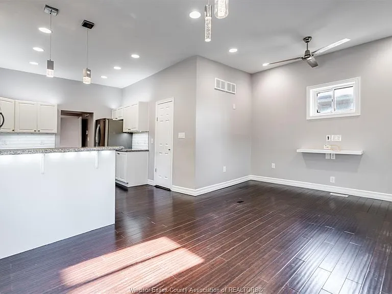 1672 Elgin St — Photo 4