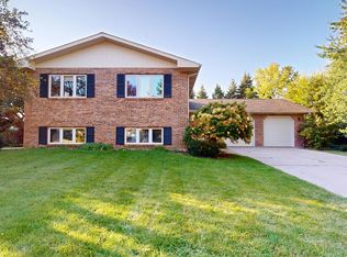 6 Saddlewood Ct, Sugar Grove, IL 60554