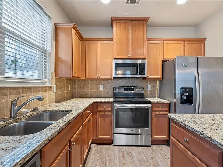 3879 Brockenhurst Dr — Photo 7