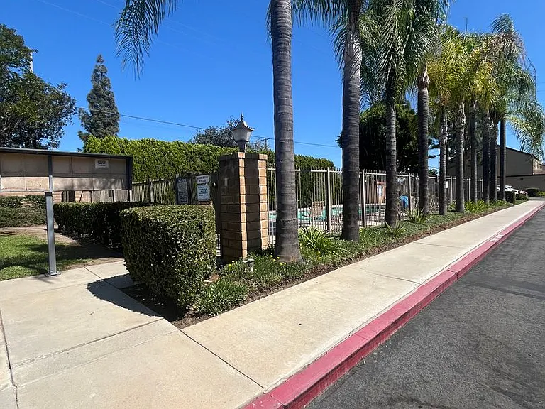 555 Azusa Ave #15 — Photo 2