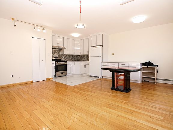 4th image of 14745 Barclay Ave APT 5B