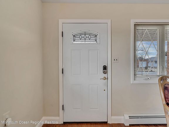3rd image of 19 Harrington Dr S