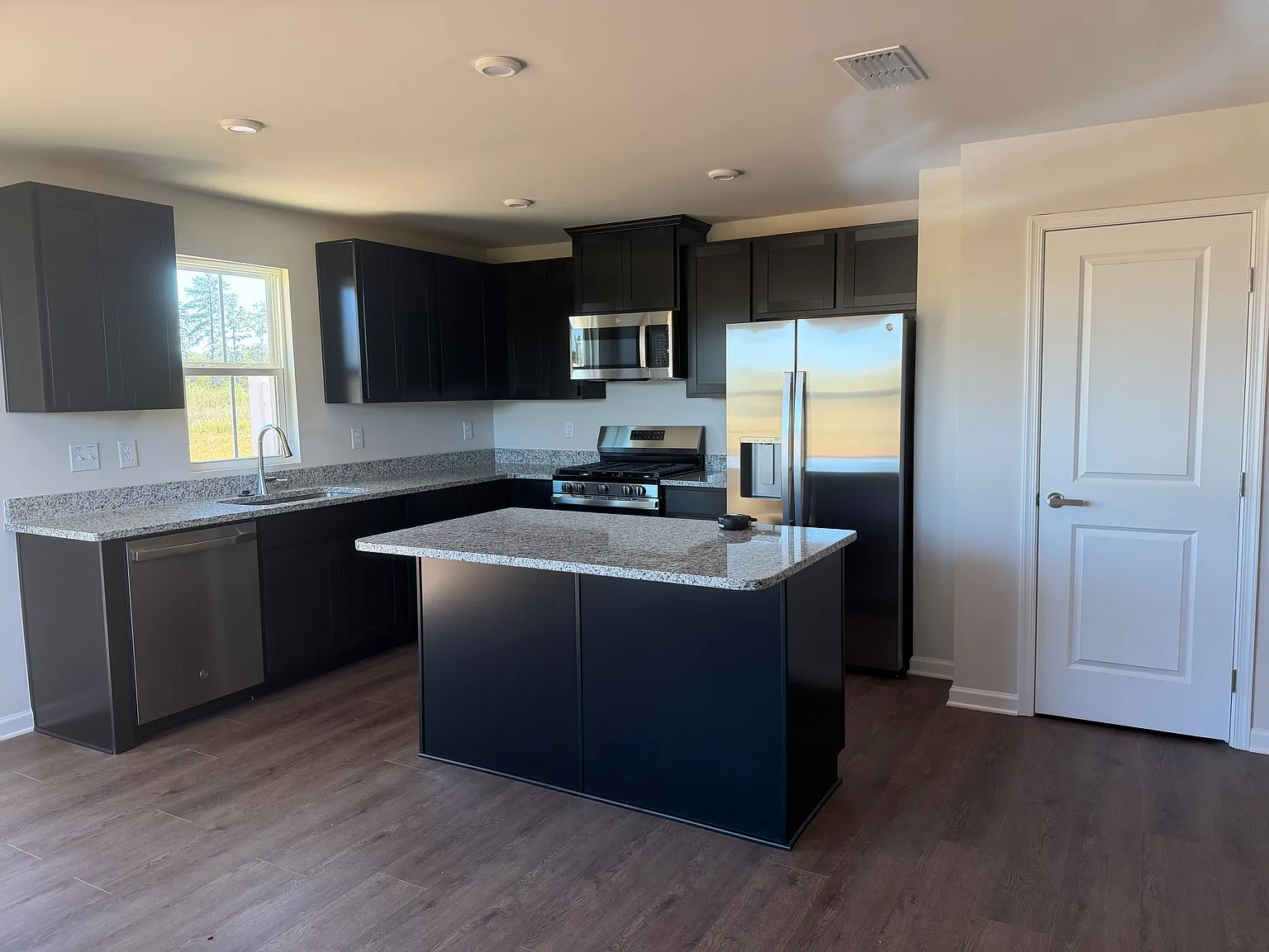 3 bed, 2.5 bath, 1442 sqft, $1,695 — Photo 4
