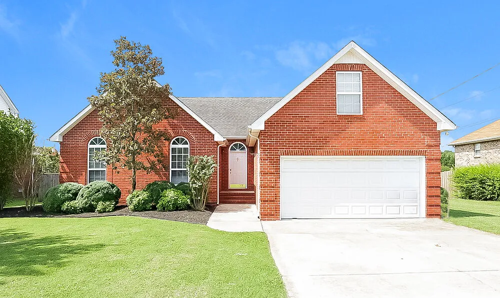 3 bed, 2.0 bath, 1711 sqft, $2,180 — Photo 1