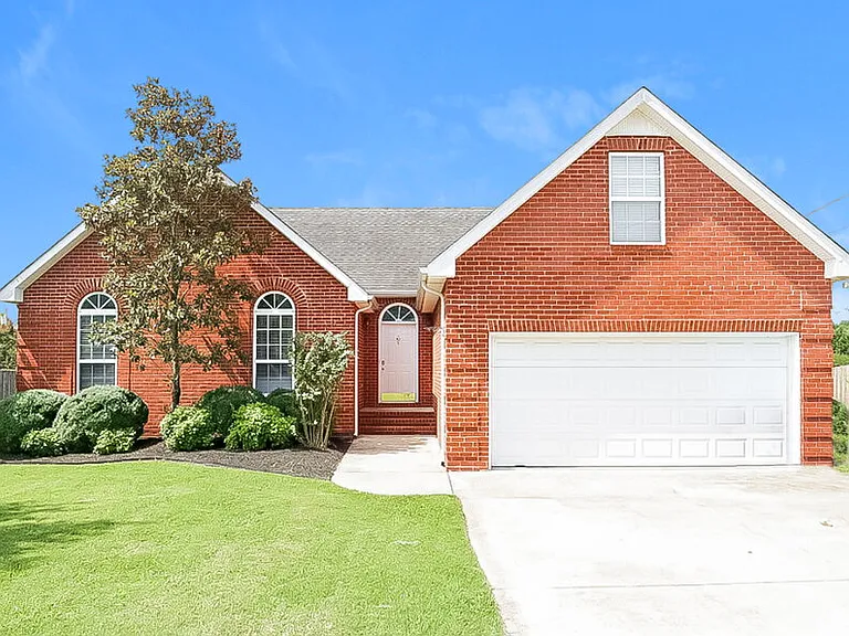210 Valley Ct — Photo 1
