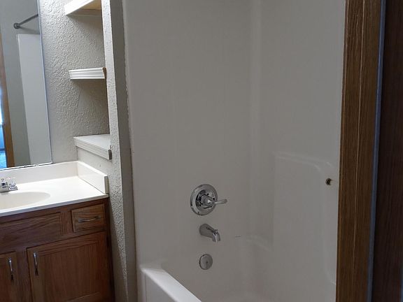 5th image of 515 NW Woodbury Dr