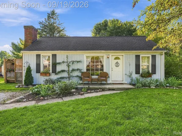 5250 Van Winkle St, Brighton, MI 48116