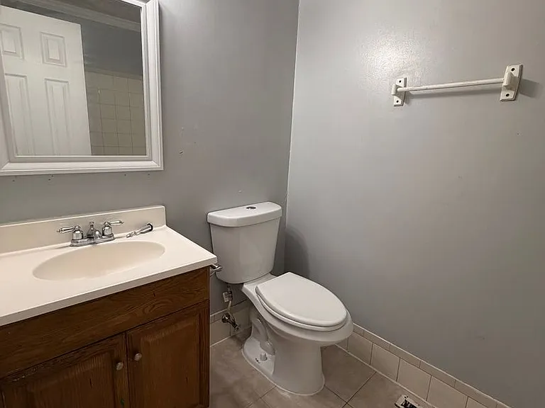 556 Burlington Ct — Photo 17