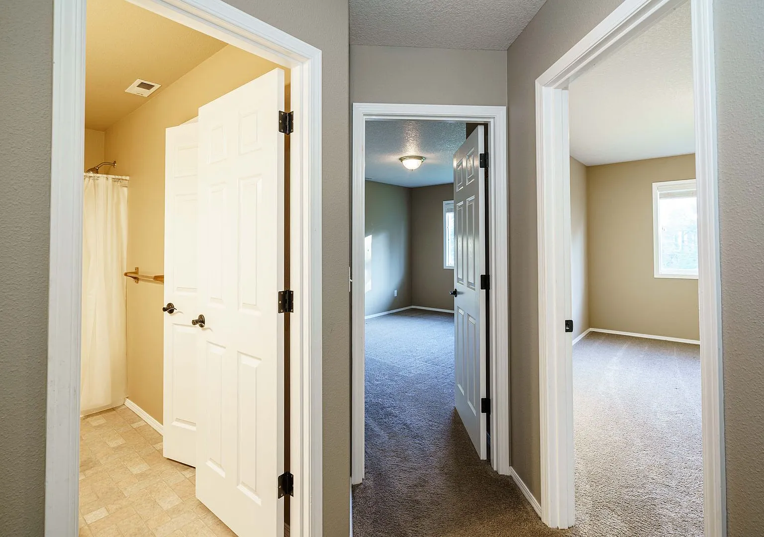 3 Bedroom 2.5 Bath Duplex -Quick Easy Access to SR 14 — Photo 3