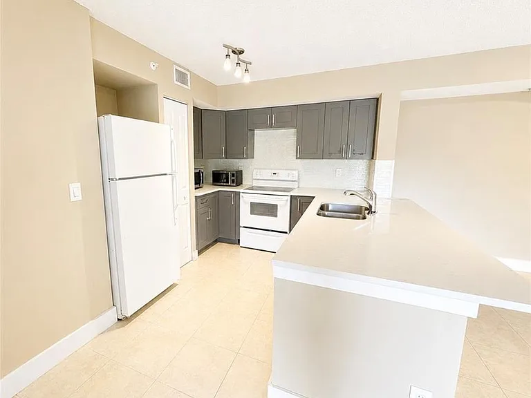 1205 Wildwood Lakes Blvd #203 — Photo 2