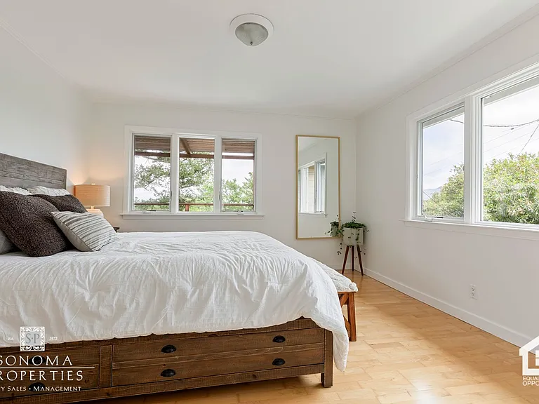 754 E Thomson Ave — Photo 18