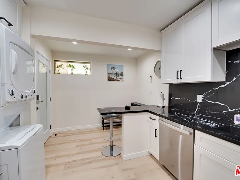 9040 Phyllis Ave #B — Photo 4
