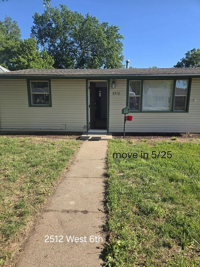 2 Bedroom Home with Fenced Yard & Updated Flooring in Kitchen/Bath — Photo 1