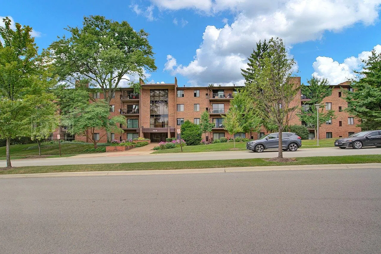 2 bed, 1100 sqft, $2,400 — Photo 1