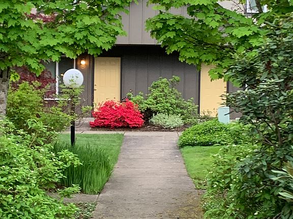 3rd image of 452 Holbrook Ln APT A