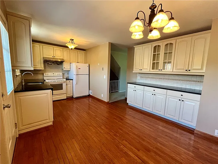 168 Surrey Hill Way — Photo 3