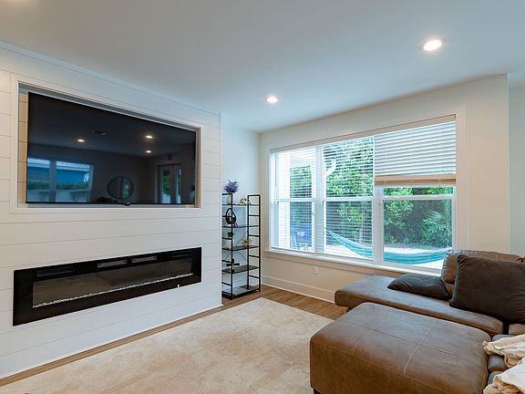 4th image of 812 SW 5th Ter #2