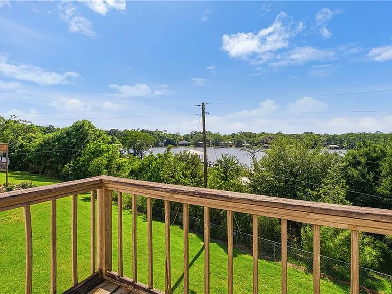 337 Riverbend Dr — Photo 2