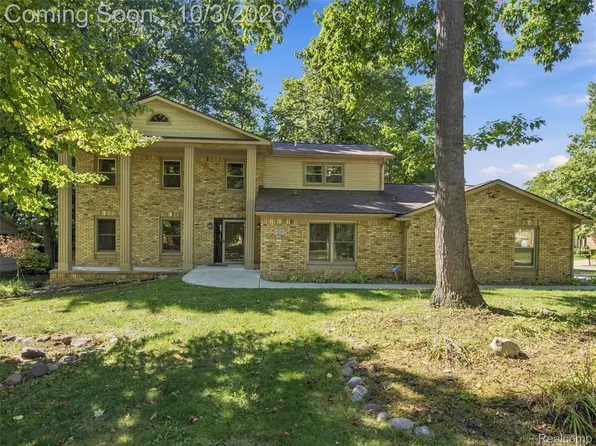 1304 Kings Carriage Rd, Grand Blanc, MI 48439