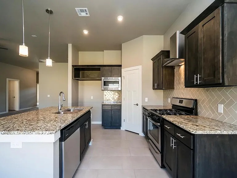 8317 NW 139th Ter — Photo 4