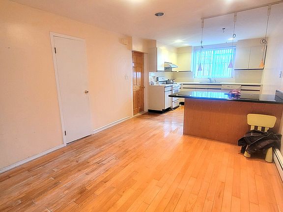 3rd image of 2039 Coyle St #1