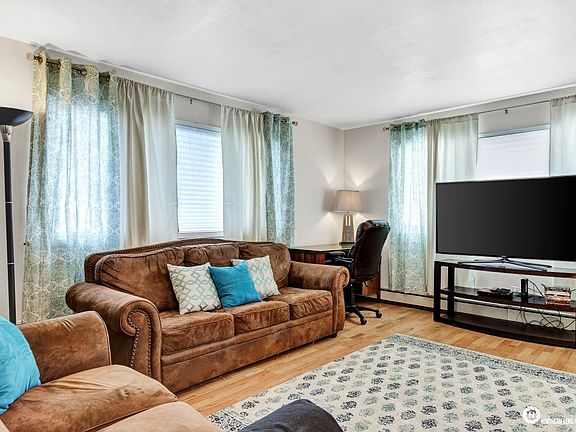 Living Room w/55" Smart TV