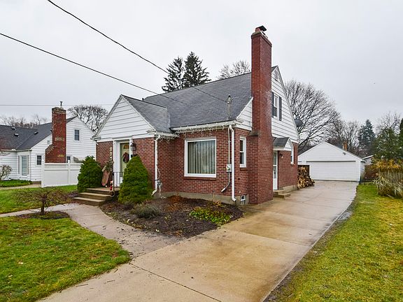 2nd image of 1010 Ellsmere St NE