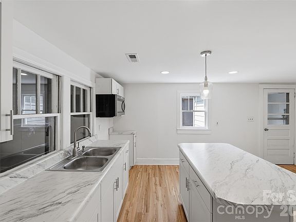 3rd image of 2231 Claremont Rd