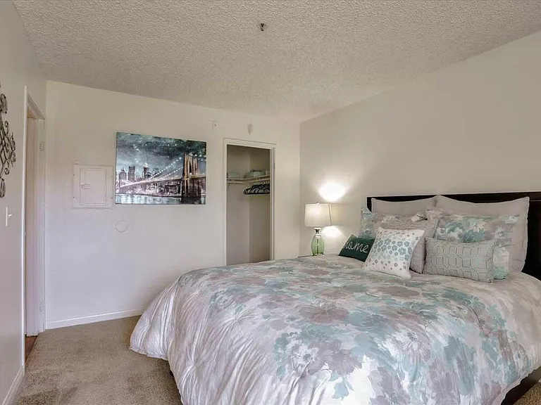 Sterling Sahara Apartments — Photo 18