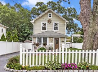 9 Roosevelt Ave, Sayville, NY 11782
