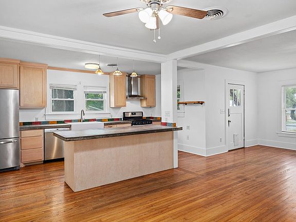 4th image of 924 Bulwer Ave
