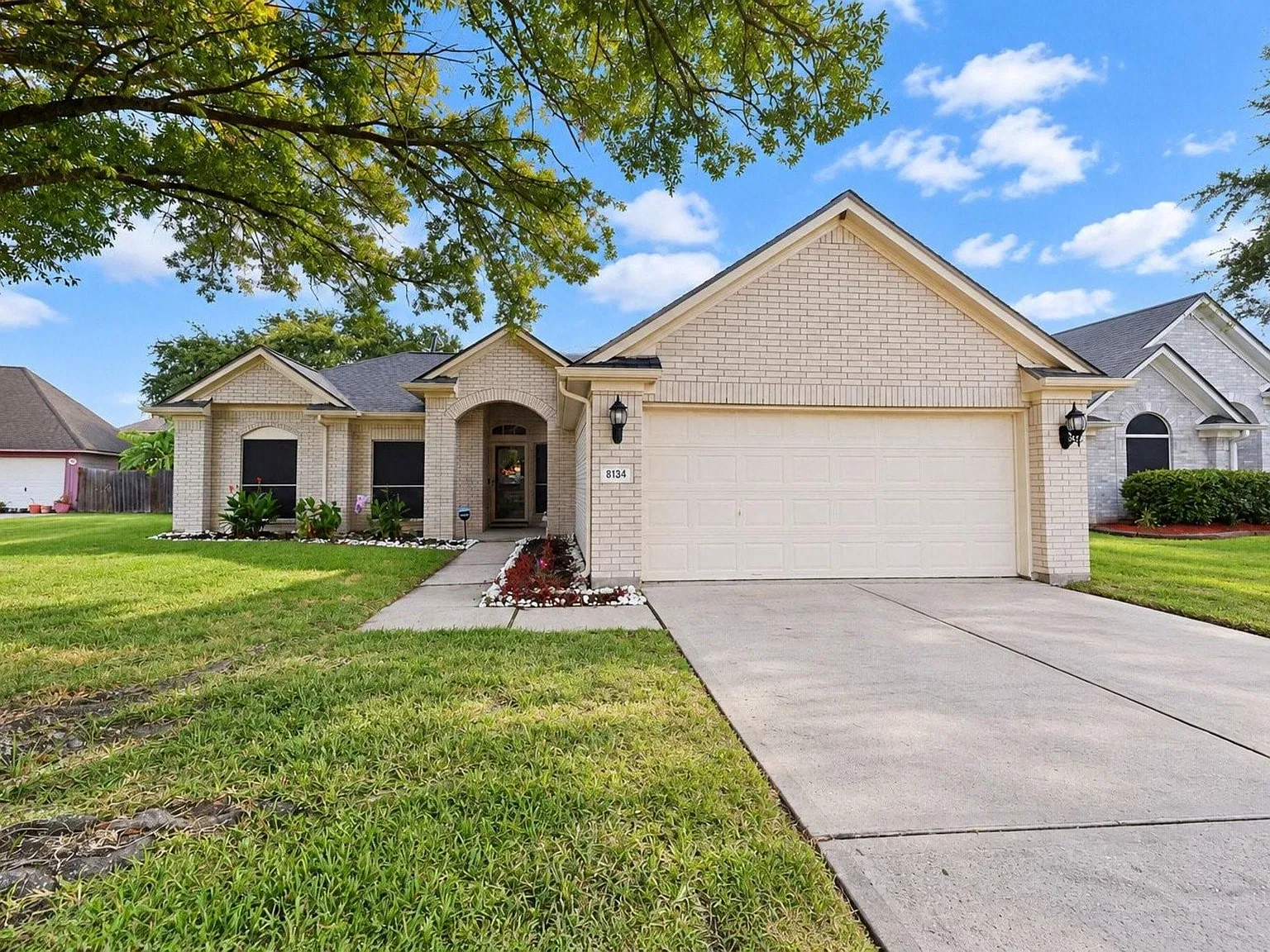 3 bed, 2.0 bath, 1569 sqft, $2,200 — Photo 2