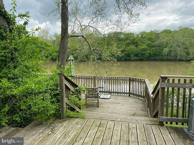 1st image of 207 Riverview Shores Dr