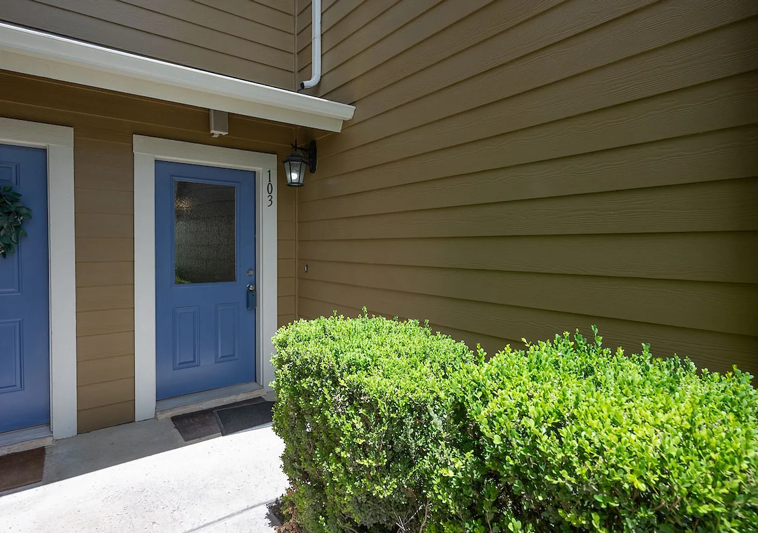 Model Home in City Side Condo Community — Photo 4